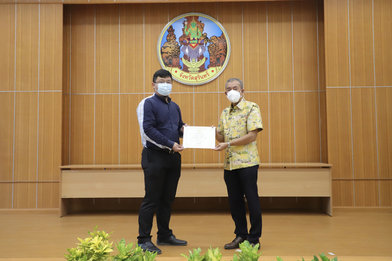 0.益梭通府变电站项目经理领取府尹办法荣誉证书.jpg