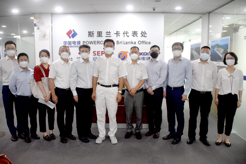 戚大使与部分电建员工合影留念.JPG