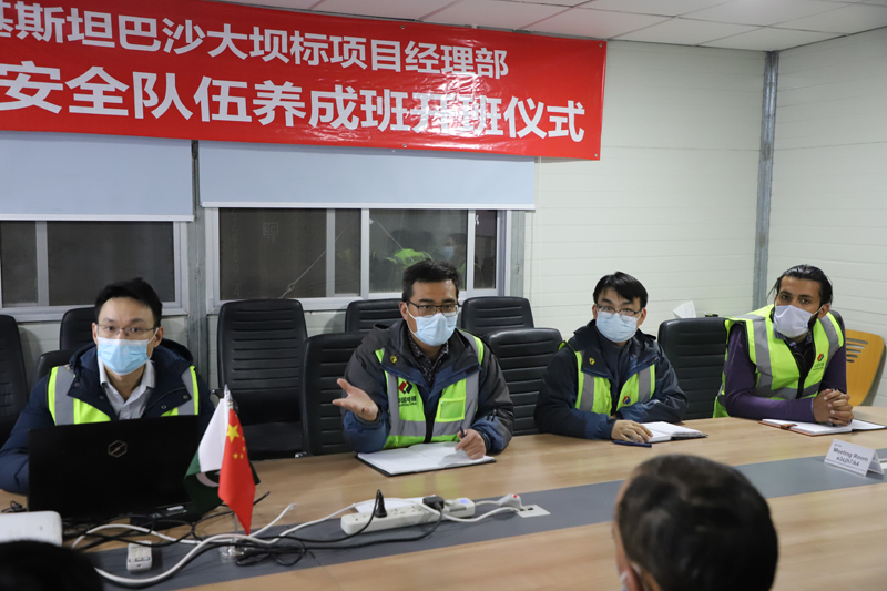 请水电七局国际公司安全督导员（左一）进行授课.jpg