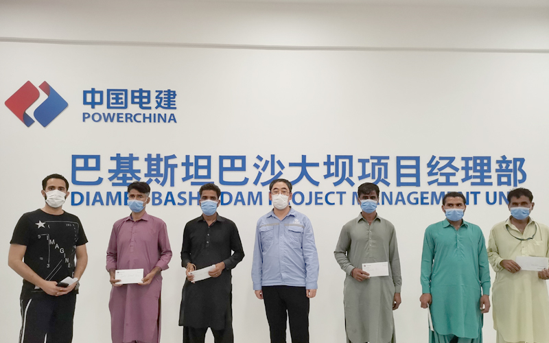 项目部救助受灾员工.jpg