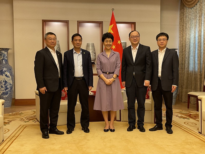 杨义生拜会中国驻新加坡大使合影.jpg