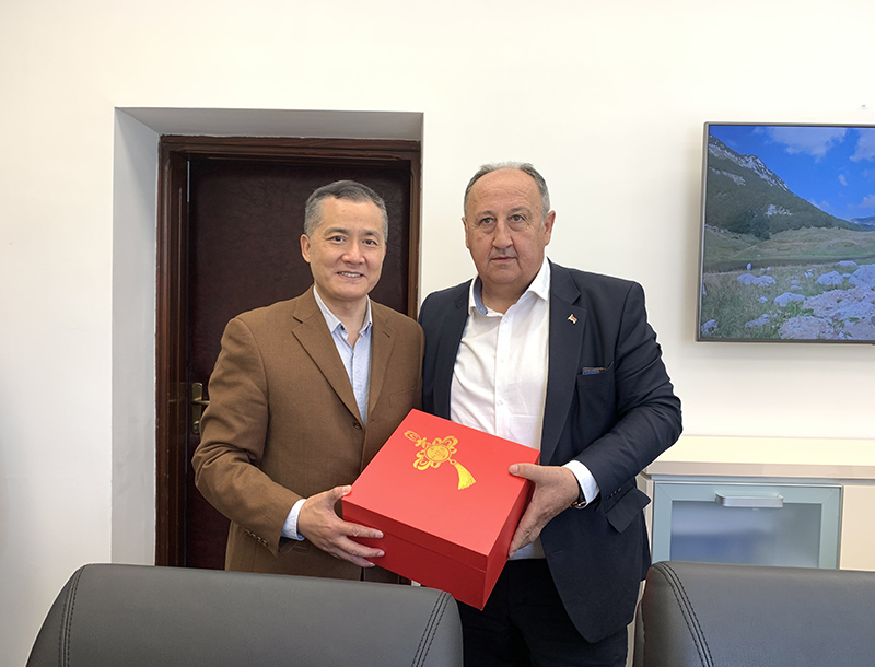 与项目部驻地市长互赠礼物.jpg