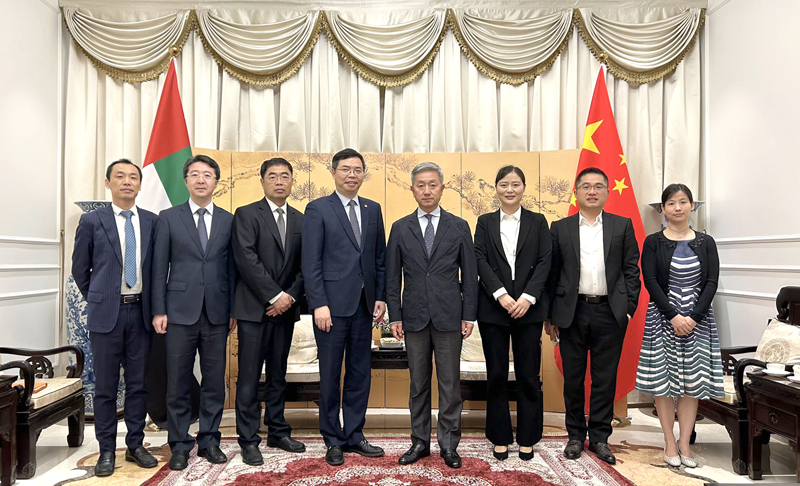 大使与集体合影.jpg